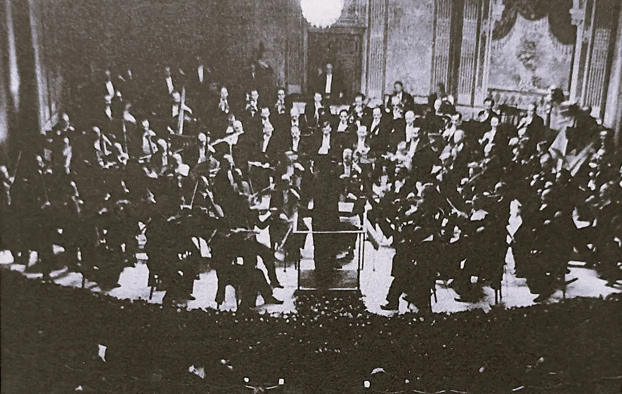 Fotografía del escenario en el concierto inaugural